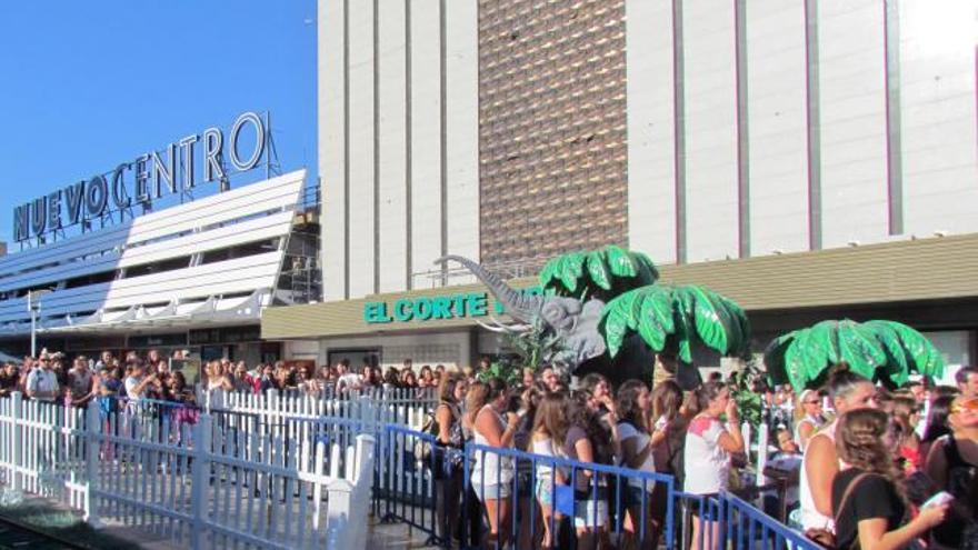 Dani Martín ante cientos de fans valencianos en El Corte Inglés de Nuevo Centro