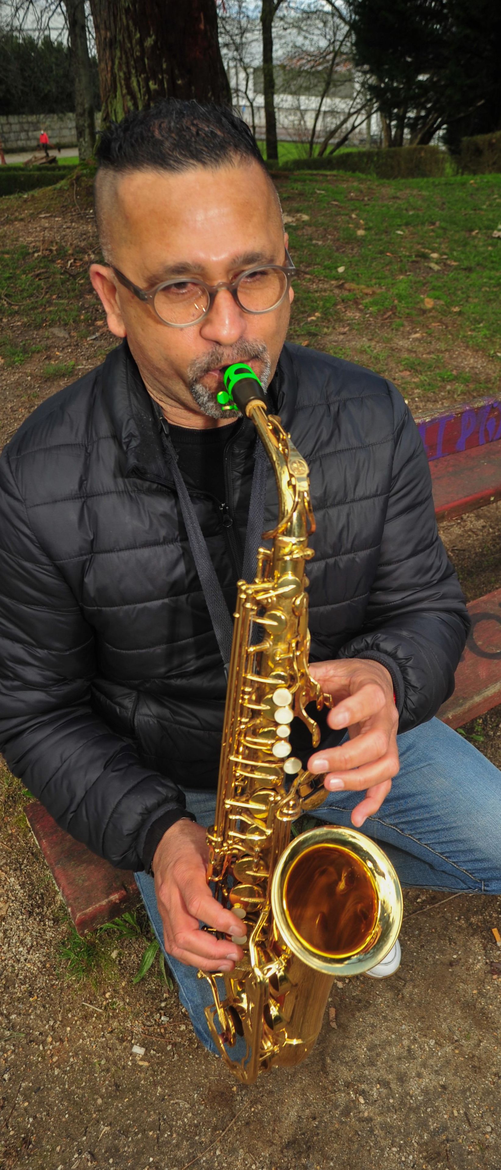 Alejandro Rozas con su saxofón en el banco de O Castriño, en el que ensaya con su saxofón