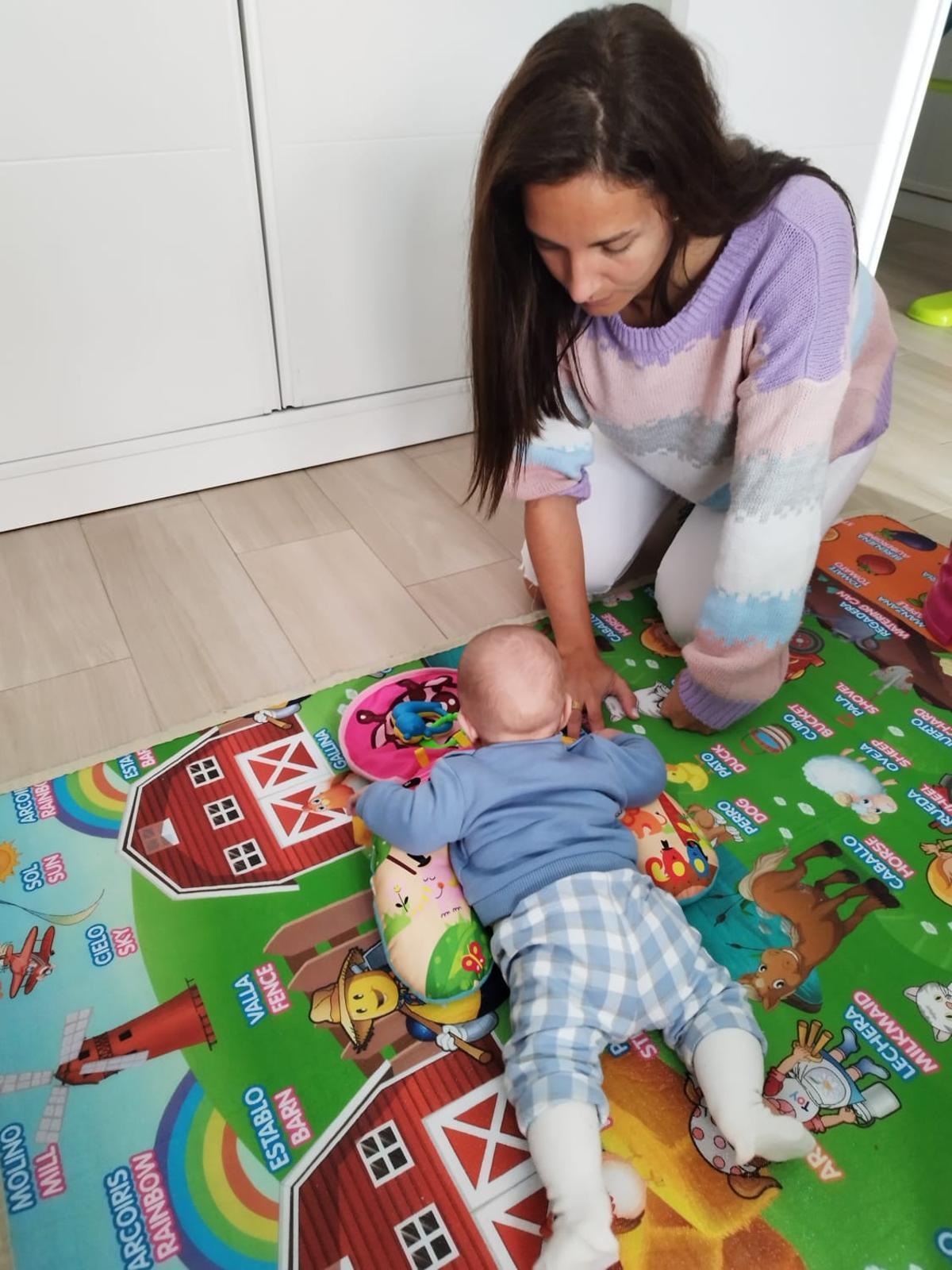 Elisa, jugando con su hijo Hugo, prematuro extremo, en su domicilio.