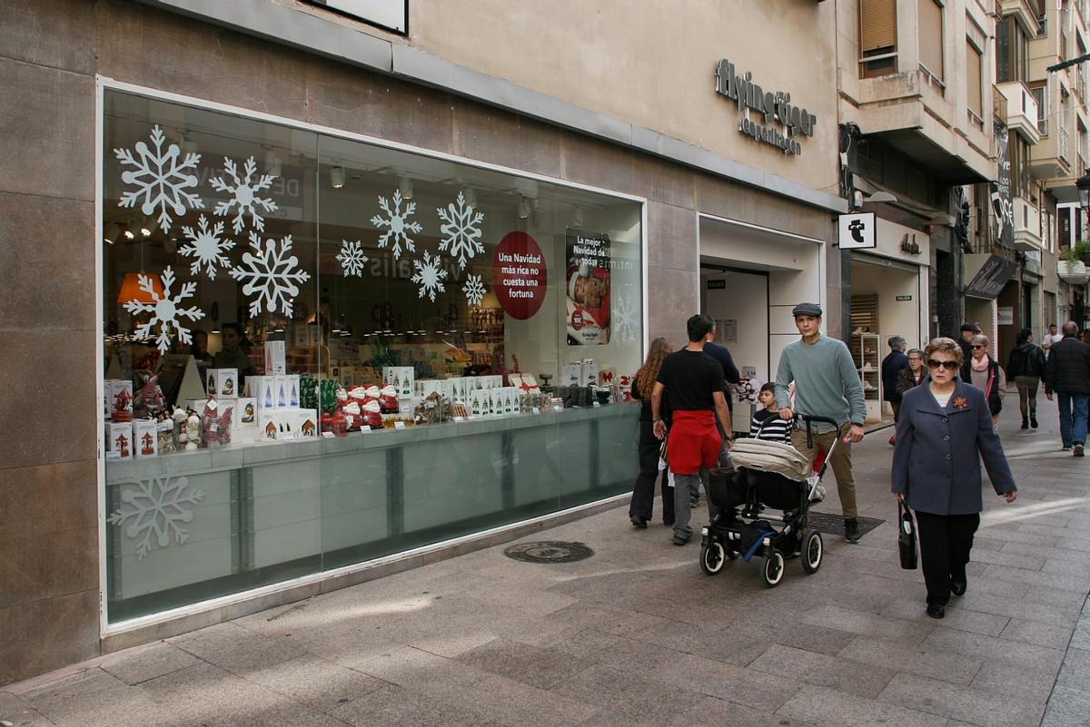 Tiendas abiertas en el centro de Castelló este viernes, 6 de diciembre.