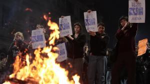 Miles de personas salen a las calles de Argentina y piden justicia por triple feminicidio