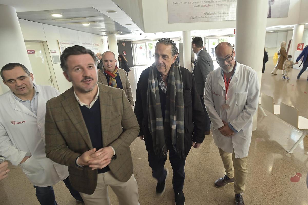 Recibimiento de la gerencia del Hospital Vinalopó al director de FacoElche y al alcalde