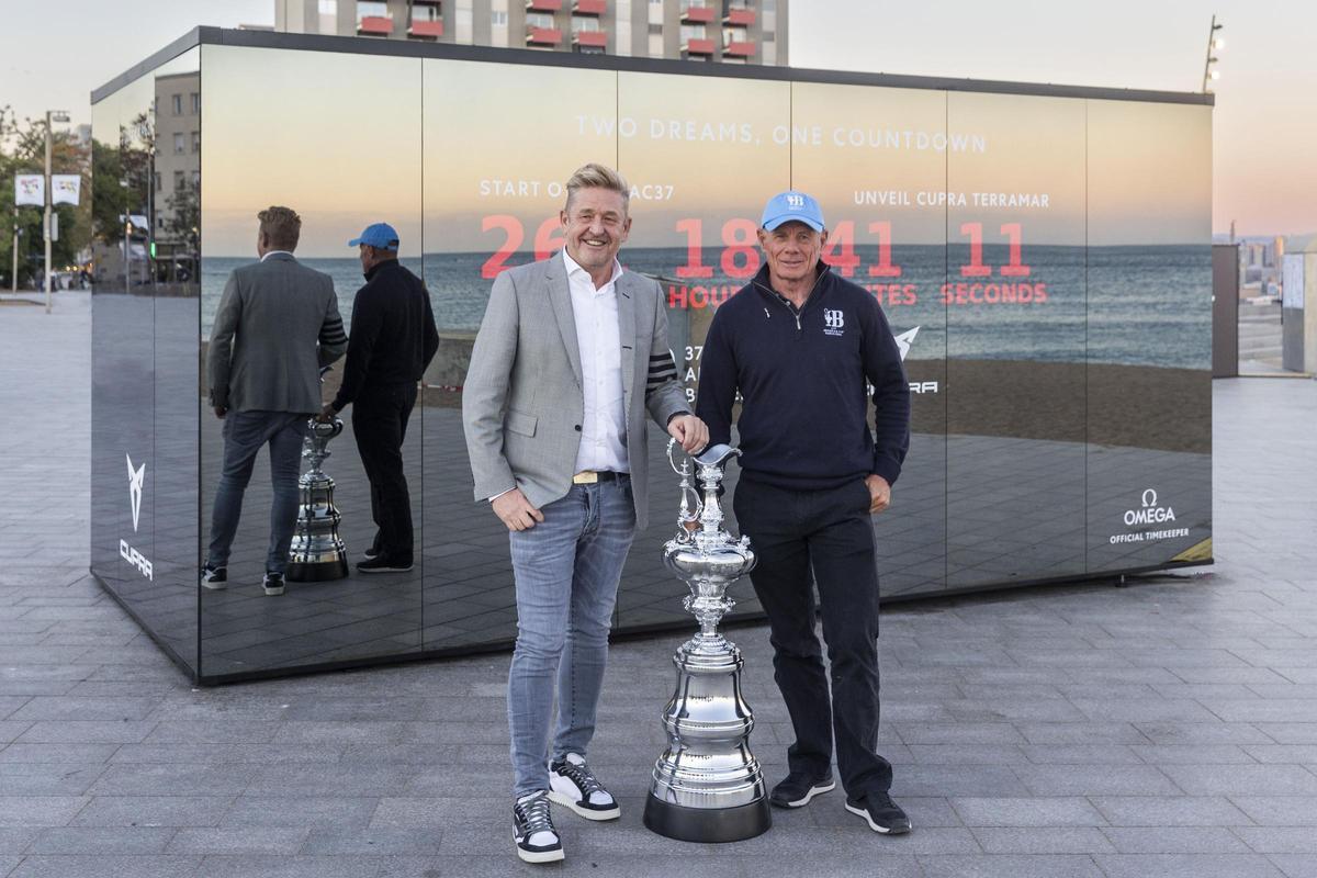 Los máximos responsables de Cupra y America's Cup Events, Wayne Griffiths (izquierda) y Grant Dalton, junto a una réplica de la Copa América de vela.