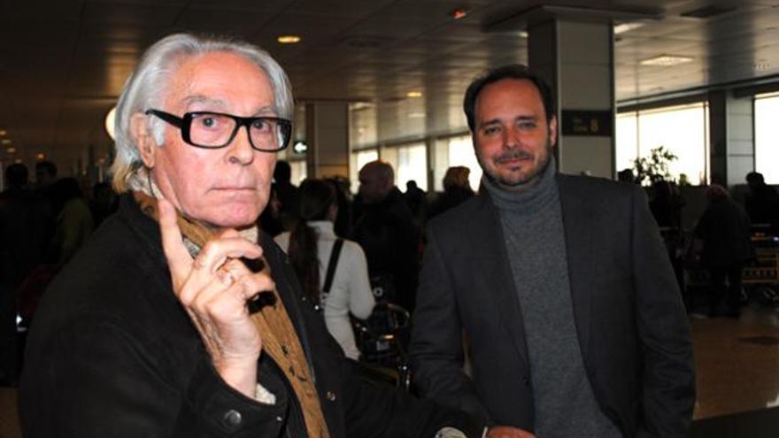 Pepe Dámaso y Gustavo Socorro posan para laprovincia.es a su llegada al aeropuerto de Barajas con motivo del estreno de la obra ´El vaho en el espejo&#039;.