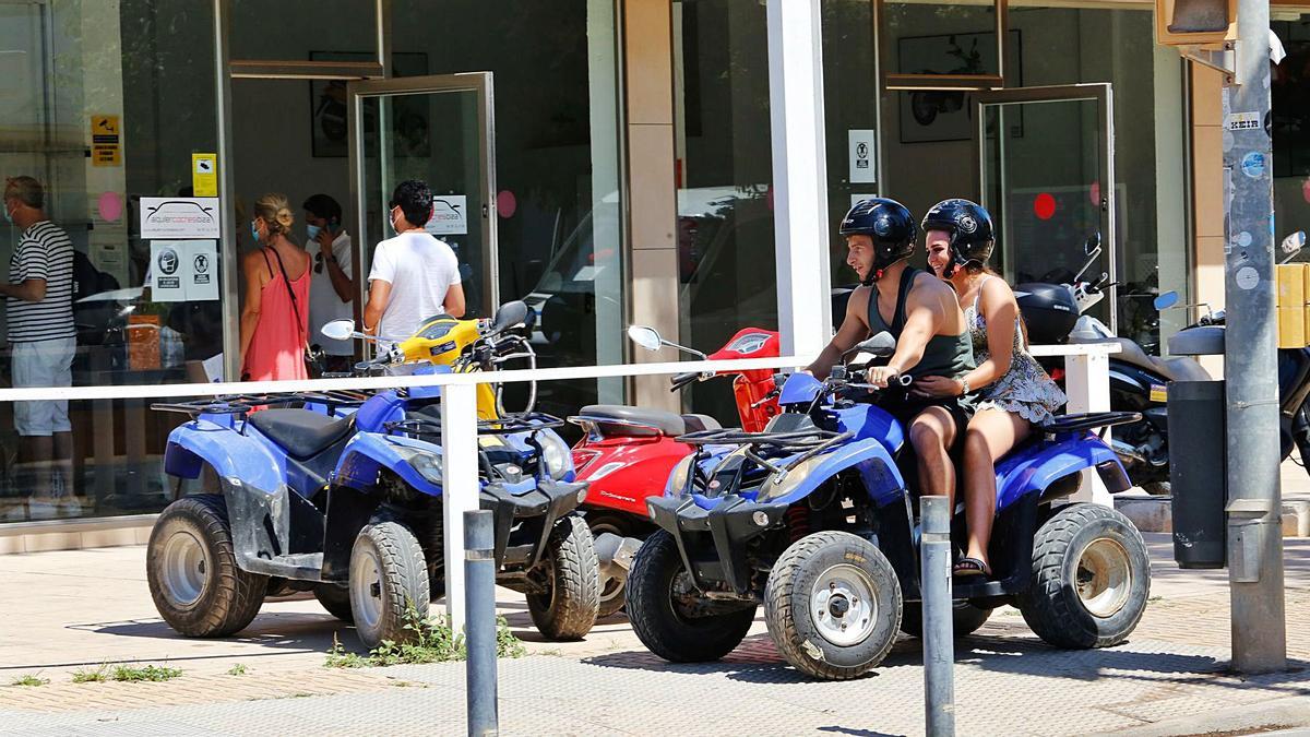 El turismo familiar llena Platja d’en Bossa y es Viver |  