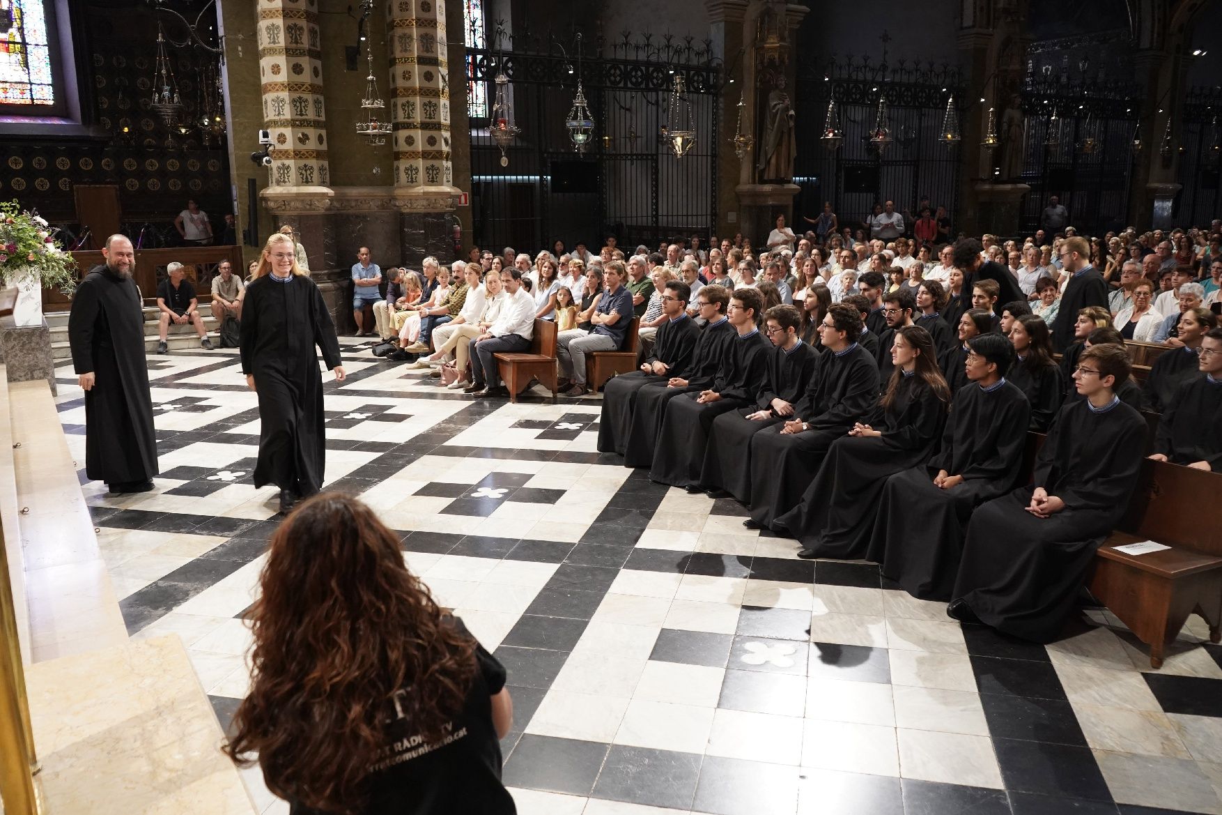 Montserrat vesteix les primeres escolanes de la història