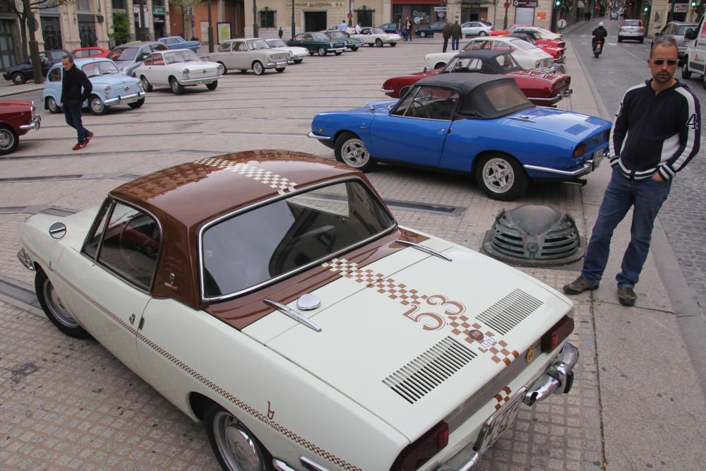 Alcoy acoge una exposición de coches antiguos