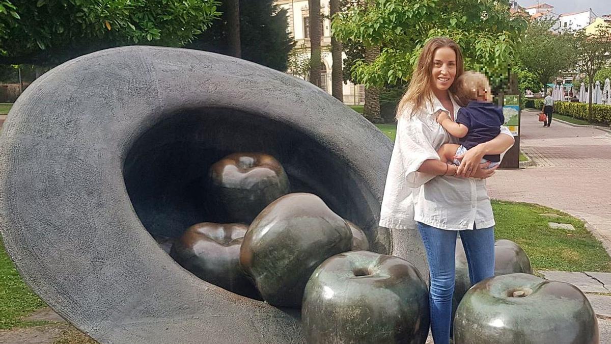 Arriba, Marta Castro y su hijo Hugo Nieto, en Villaviciosa; a la izquierda, ante la basílica de Covadonga. |  Vicente Alonso/ M.C.