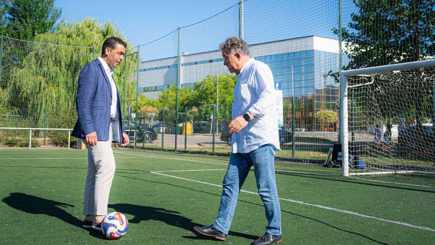 El presidente de la Diputación y el alcalde de Pontevedra en el campo de fútbol.