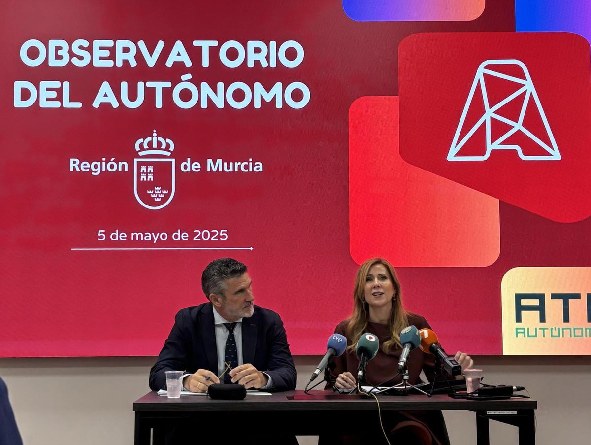 El secretario general de ATA, José Luis Perea, y la consejera de Empleo, Marisa López Aragón.