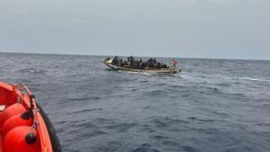 Salvamento Marítimo ha interceptado hoy martes un cayuco cerca de la isla de El Hierro en el que viajaban 91 personas de origen subsahariano que habían partido hace varios días de algún punto de la costa africana.
