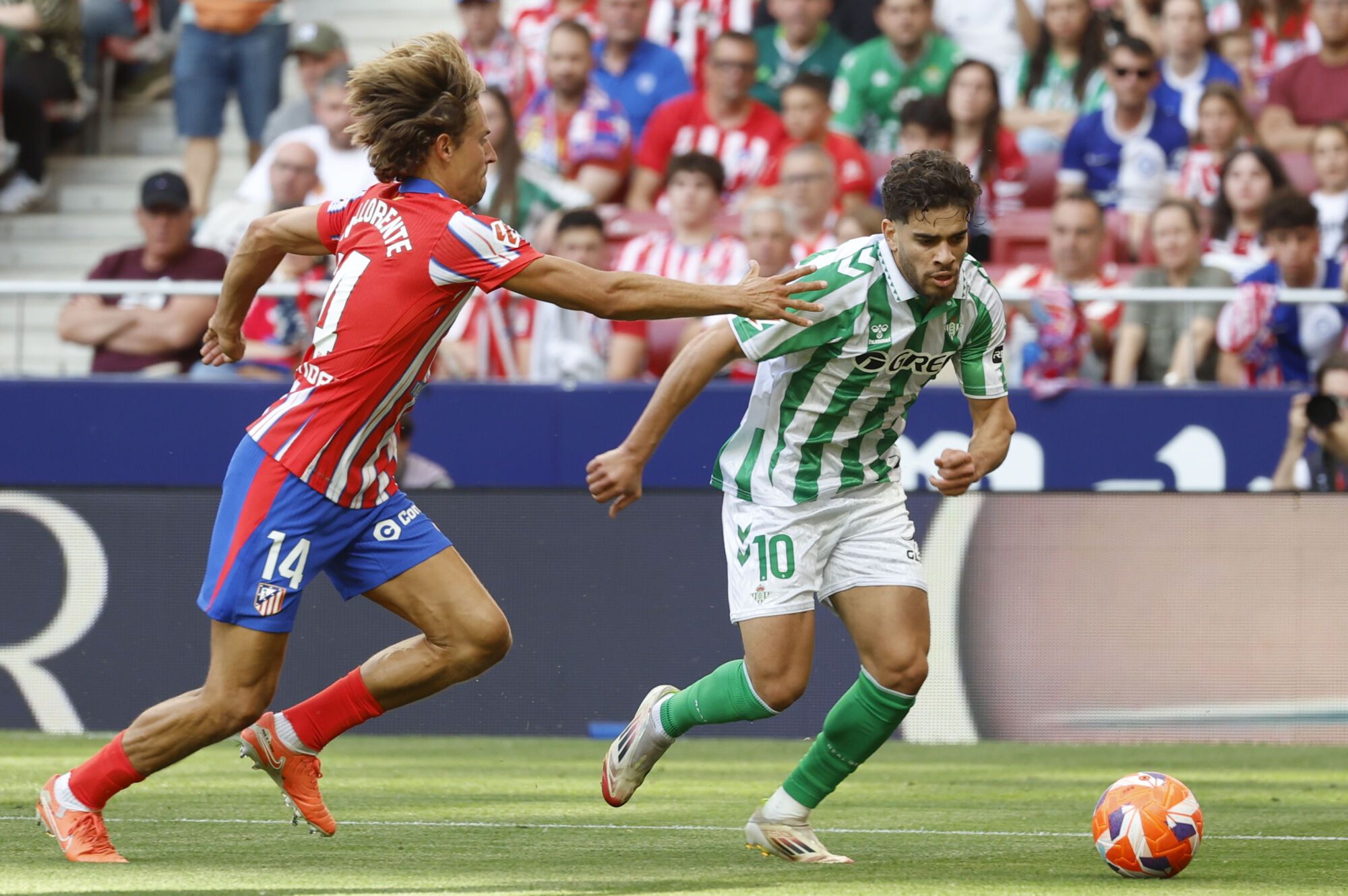 MADRID, 18/05/2025.- El delantero del Betis Ez Abde (d) disputa la posesión del balón con el centrocampista del Atlético de Madrid Marcos Llorente (i) durante el partido de la jornada 37 de LaLiga entre el Atlético de Madrid y el Real Betis, este domingo en el estadio Metropolitano, en Madrid. EFE/ Mariscal