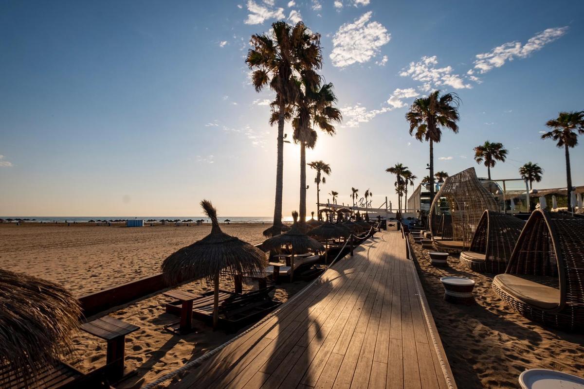 Cierre de locales: el café-cantante de Marina Beach Valencia fue clausurado en agosto por mandos policiales; un juzgado investiga ahora ese cierre.
