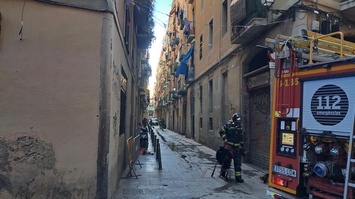 Los bomberos apagan un incendio en un piso vacío del Raval de Barcelona