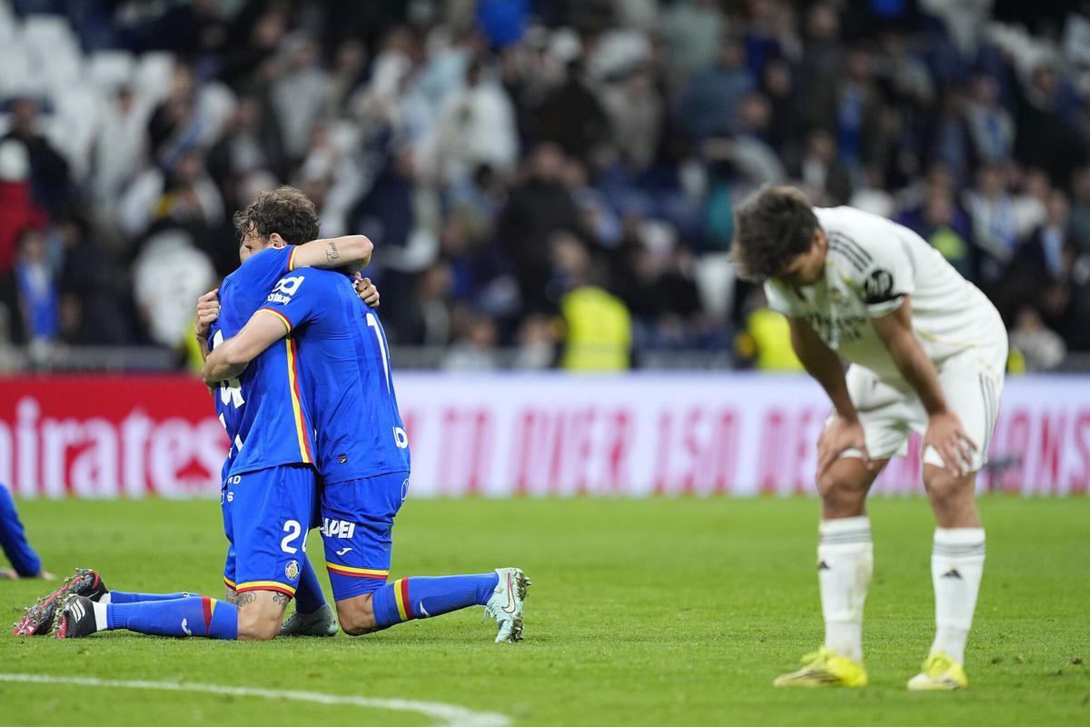 Domingos Duarte y Sebastian Boselli celebran el triunfo en el Bernabéu ante Gonzalo Garcia.
