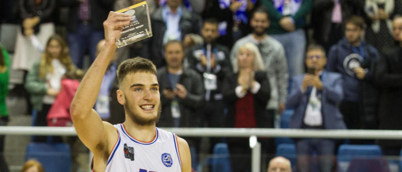 Alejandro Galán, con el MVP de la Copa de LEB Plata.