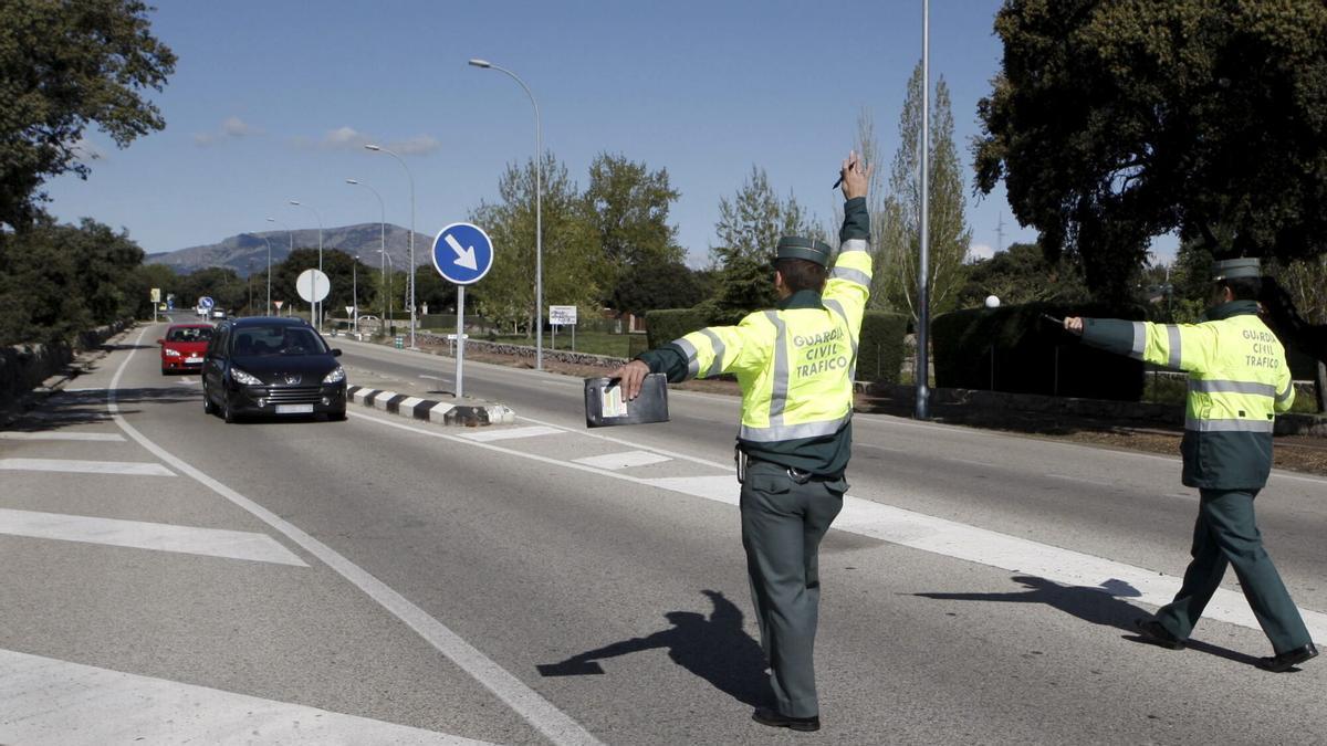 La Guardia Civil revisa los asientos traseros de todos los vehículos asturianos: multas de 200 euros y pérdida de cuatro puntos en el carné de conducir