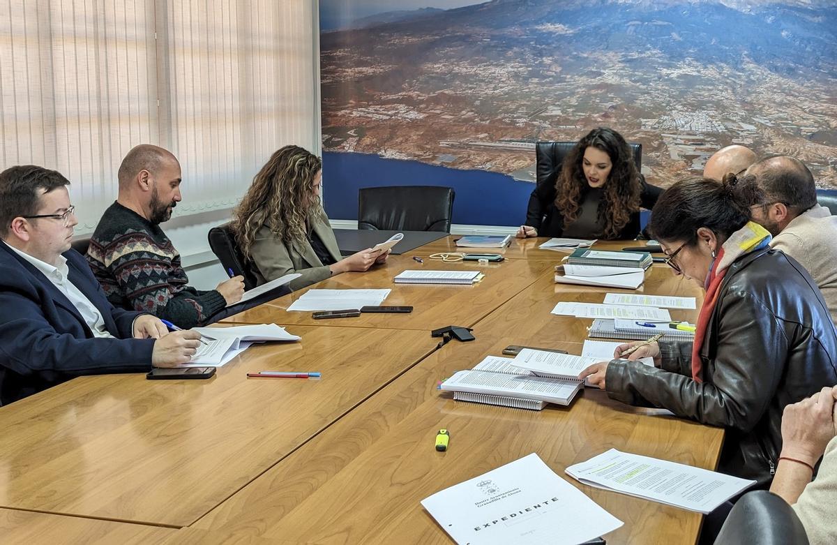 Reunión de la alcaldesa de Granadilla de Abona y los técnicos municipales para abordar el problema de la vivienda.