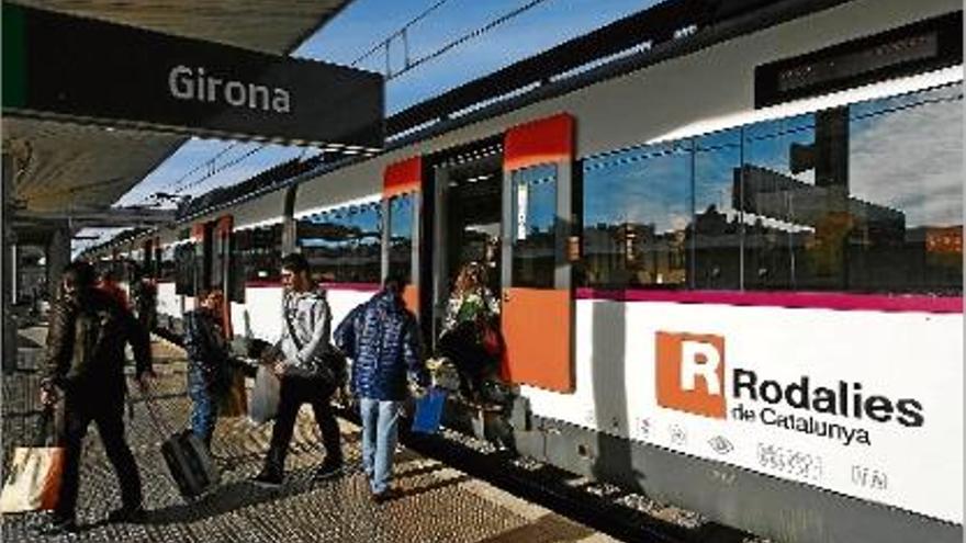 Un tren de la línia RG1, fent parada a l&#039;estació de Girona en una fotografia d&#039;arxiu.