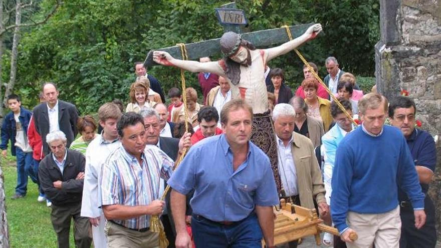 La procesión del Cristo del Amparo, en una anterior edición de la fiesta de Collanzo.