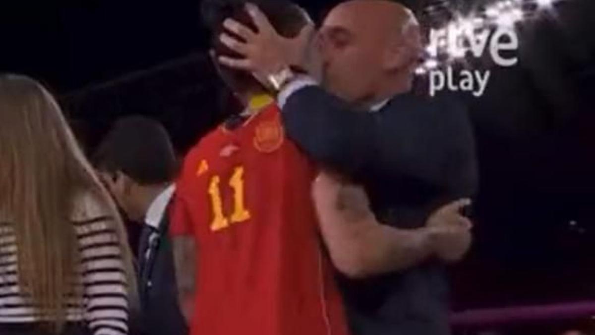 El beso de Luis Rubiales a Jennifer Hermoso, tras convertirse la Selección Española en campeona del mundo.
