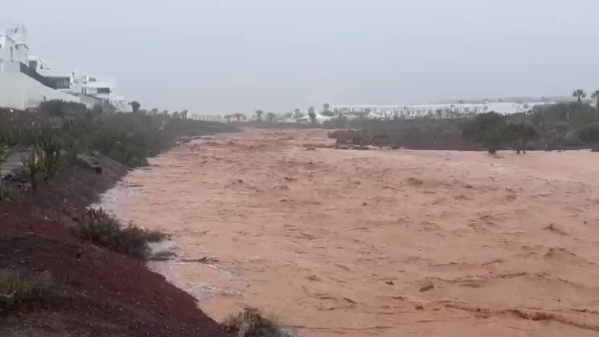 Así son las fuertes lluvias en Lanzarote (12/04/25)