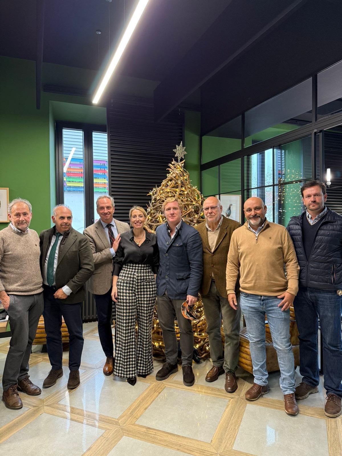La presidenta de la Junta visita las oficinas de la Federación Extremeña de Caza