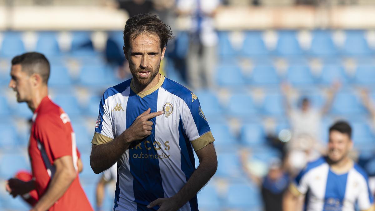 Míchel celebra un gol la temporada pasada señalando el escudo.