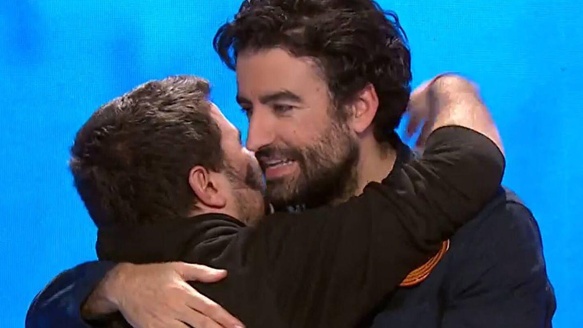 Rafa Castaño, ganador de Pasapalabra, se abraza a su rival, Orestes Barbero.