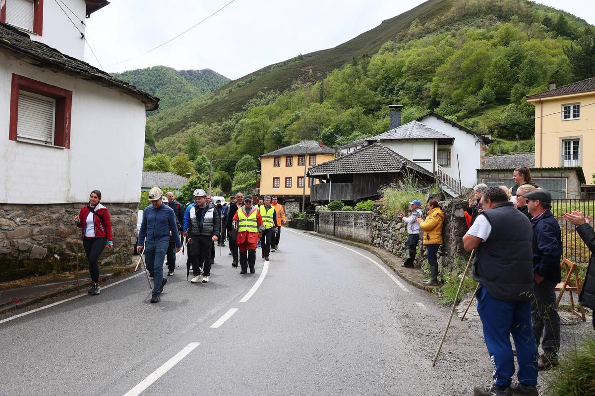 A la derecha vecinos de Rengos aplauden al paso de la marcha por la localidad canguesa.