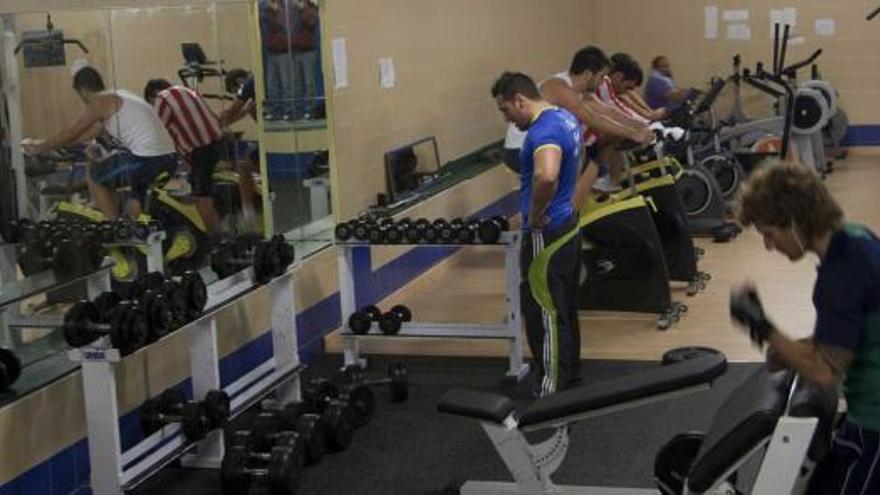 Usuarios del gimnasio recién estrenado en la planta baja del polideportivo.