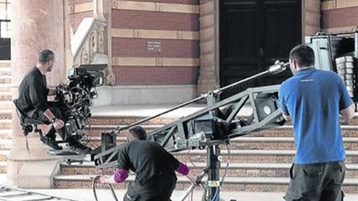 EL RODAJE 3 Los técnicos contaron con cámaras Red Epic, utilizadas por Peter Jackson durante la filmación de 'El hobbit'. Arriba, durante las fiestas de la Mercè. Abajo, en el recinto modernista del Hospital de Sant Pau.