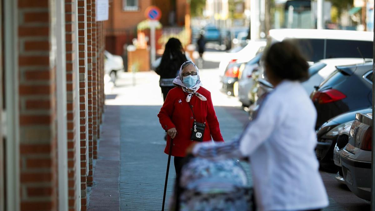 Varias personas pasean por la calle