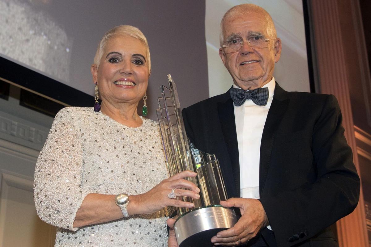 GRA005. NUEVA YORK, 14/10/2016.- Salvadot Tous y su esposa Rosa Oriol, tras recibir el premio "Líderes de Negocios del año 2016", otorgado por la Cámara de Comercio España-Etados Unidos, en el acto de entrega de este galardón que tuvo lugar anoche, jueves 13 de octubre de 2016, en Nueva York. Cada año, la Cámara de Comercio España-Estados Unidos reconoce la labor de un empresario español por su contribución a las relaciones empresariales entre ambos lados del Atlántico. EFE/Miguel Rajmil RINDEN HOMENAJE EN NUEVA YORK A LOS EMPRESARIOS ESPAÑOLES TRAS LA MARCA TOUS RINDEN HOMENAJE EN NUEVA YORK A LOS EMPRESARIOS ESPAÑOLES TRAS LA MARCA TOUS