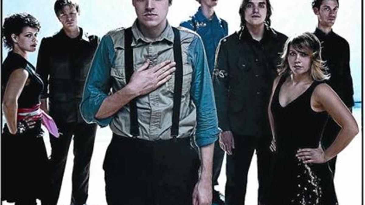 Foto de promoción del grupo Arcade Fire, con el líder, Win Bulter, en primer plano.