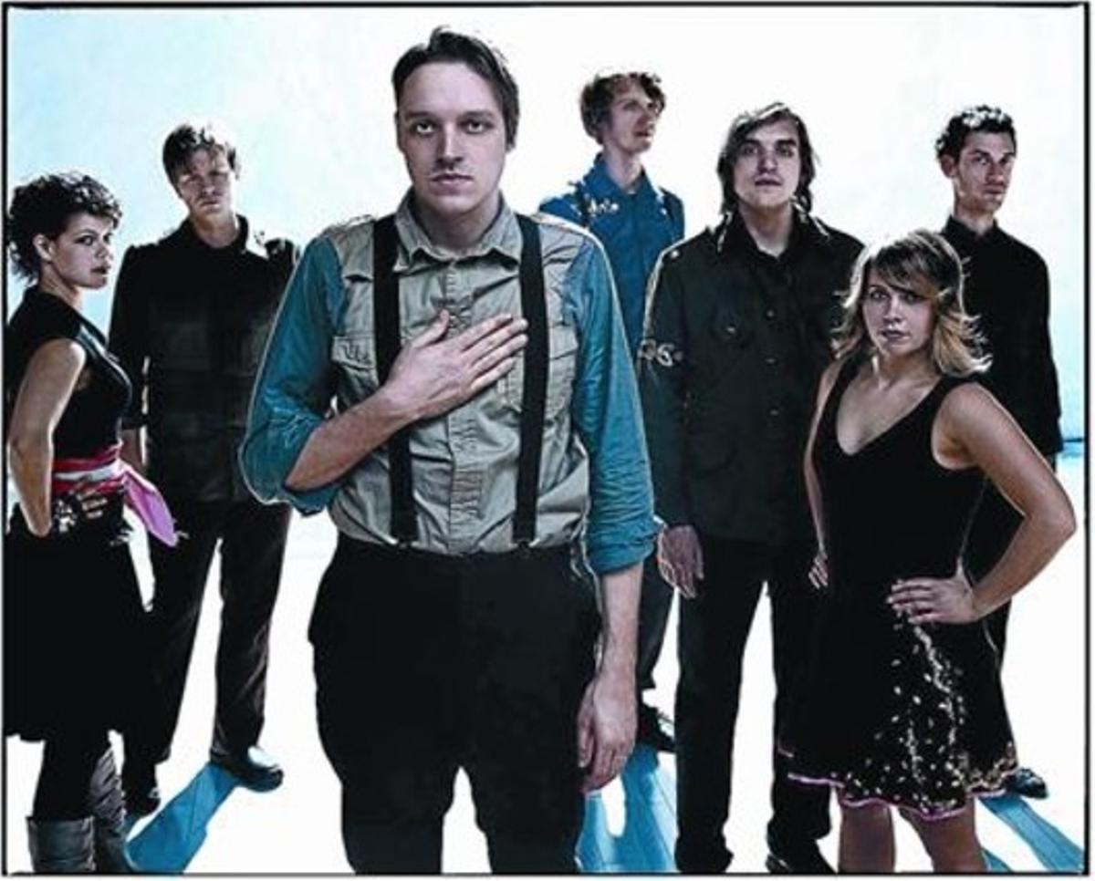 Foto de promoció del grup Arcade Fire, amb el líder, Win Bulter, en primer terme.