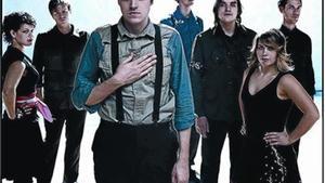 Foto de promoción del grupo Arcade Fire, con el líder, Win Bulter, en primer plano.
