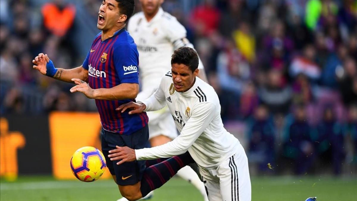 El penalti de Varane a Suárez en el Camp Nou, la primera decisión tomada por el VAR en un clásico.