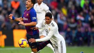 jdomenech45662773 topshot   real madrid s french defender raphael varane  r  f190301181405