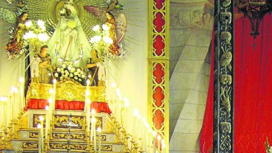 El alcalde entrega a la Junta de la Virgen una copia del acta de donación del escultor de la talla