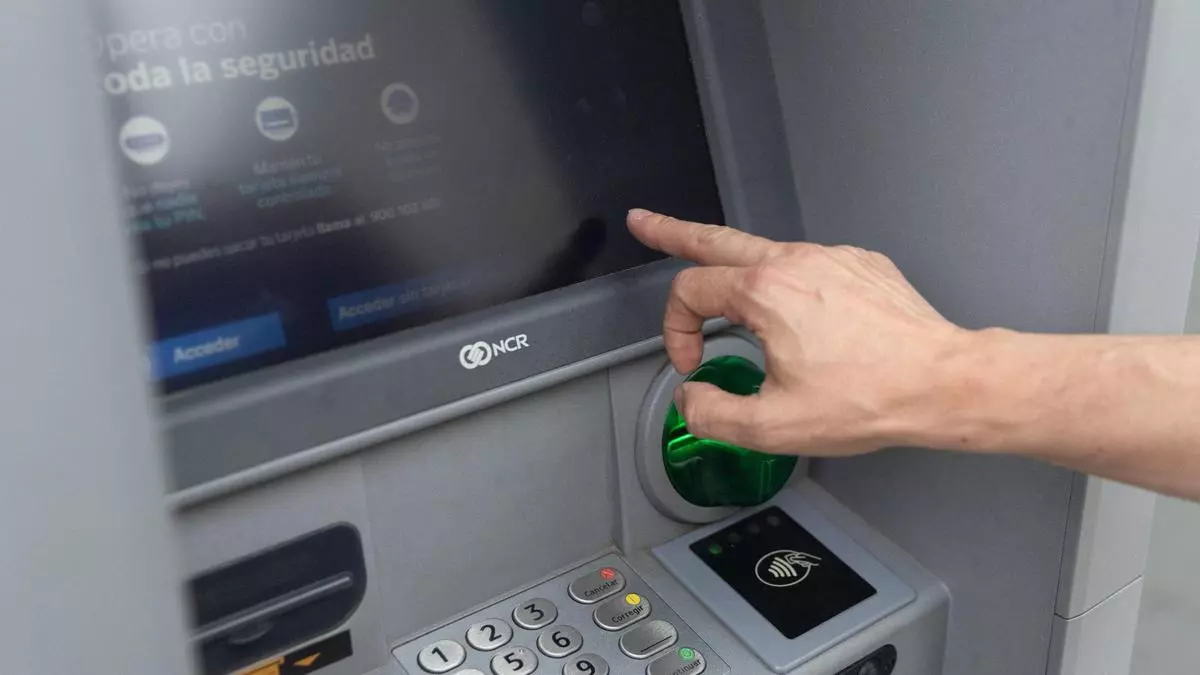 El truco definitivo que puede salvar tu dinero: El botón oculto del cajero que pocos conocen