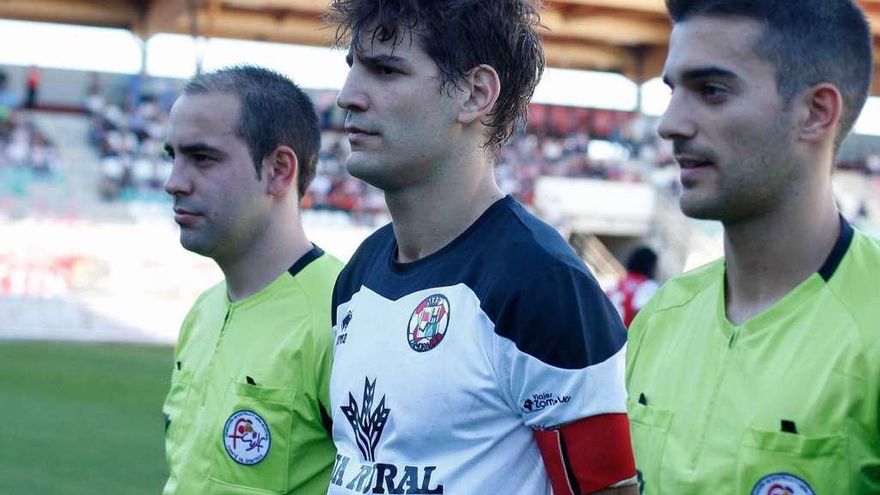 Miguel, antes del comienzo de un partido en el Ruta de la Plata.