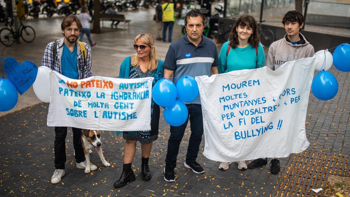 BARCELONA 18/10/2022 Sociedad. Empieza el jucio contra 4 acusados de agreder sexualmente un menor con autismo. Concentración en apoyo a la víctima y declaración de la madre y abogado a los medios de comunicación. FOTO de ZOWY VOETEN