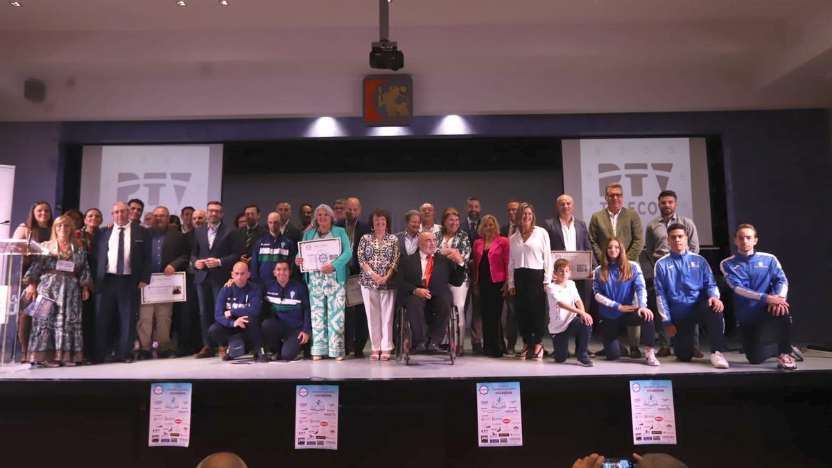 Foto de familia de los galardonados por Culdecor en el salón de actos de la Diputación.