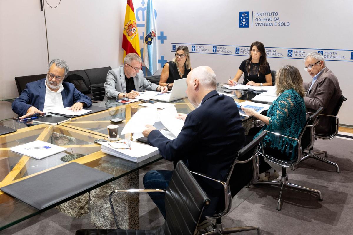 Reunión del consejo de administración de Vipugal, presidido por Martínez Allegue.