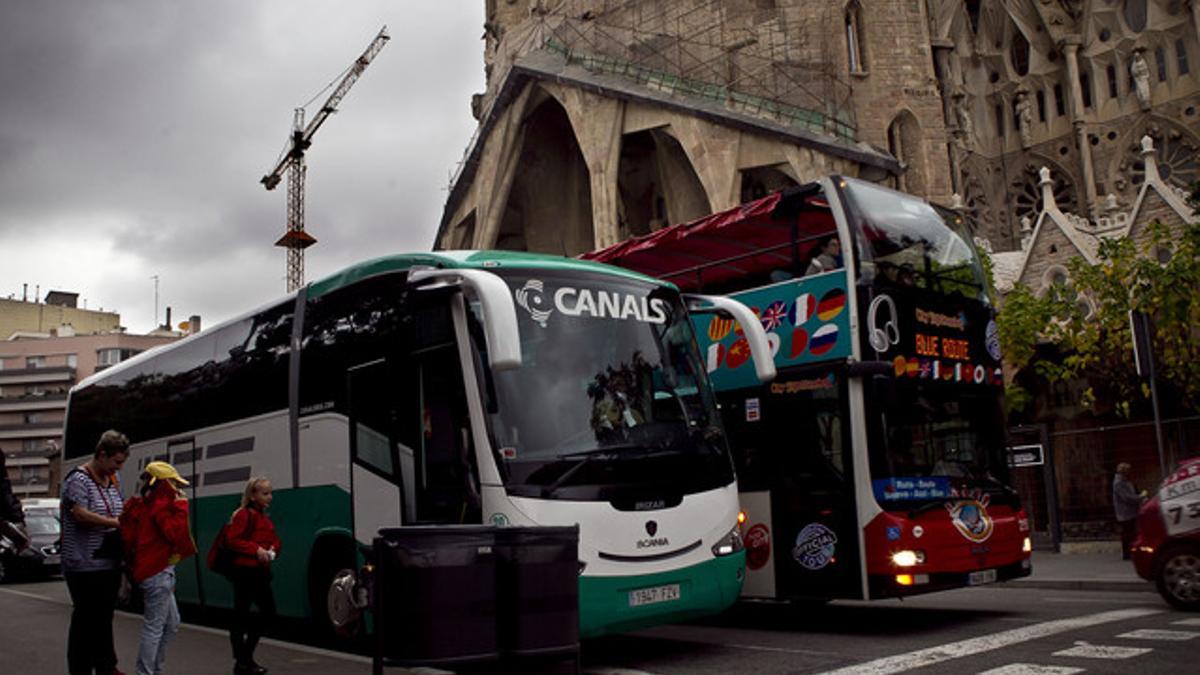 Un autocar turístico ante la Sagrada Família.