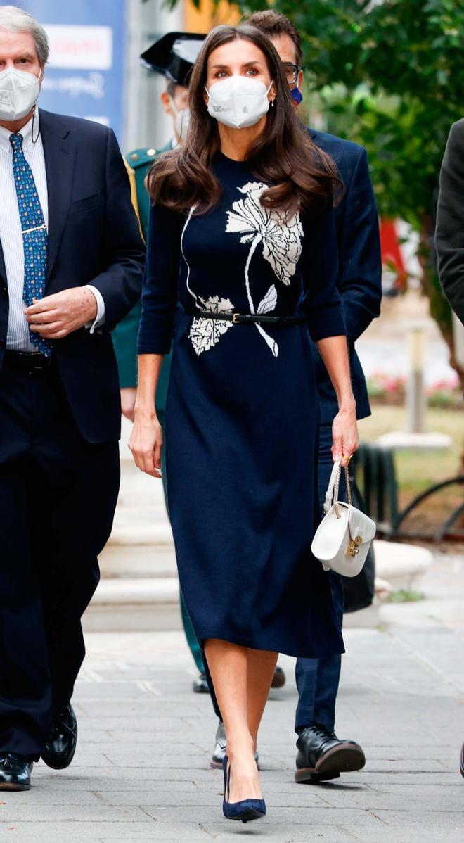 La reina Letizia estrena en Málaga un vestido de las rebajas de Galcon Studio