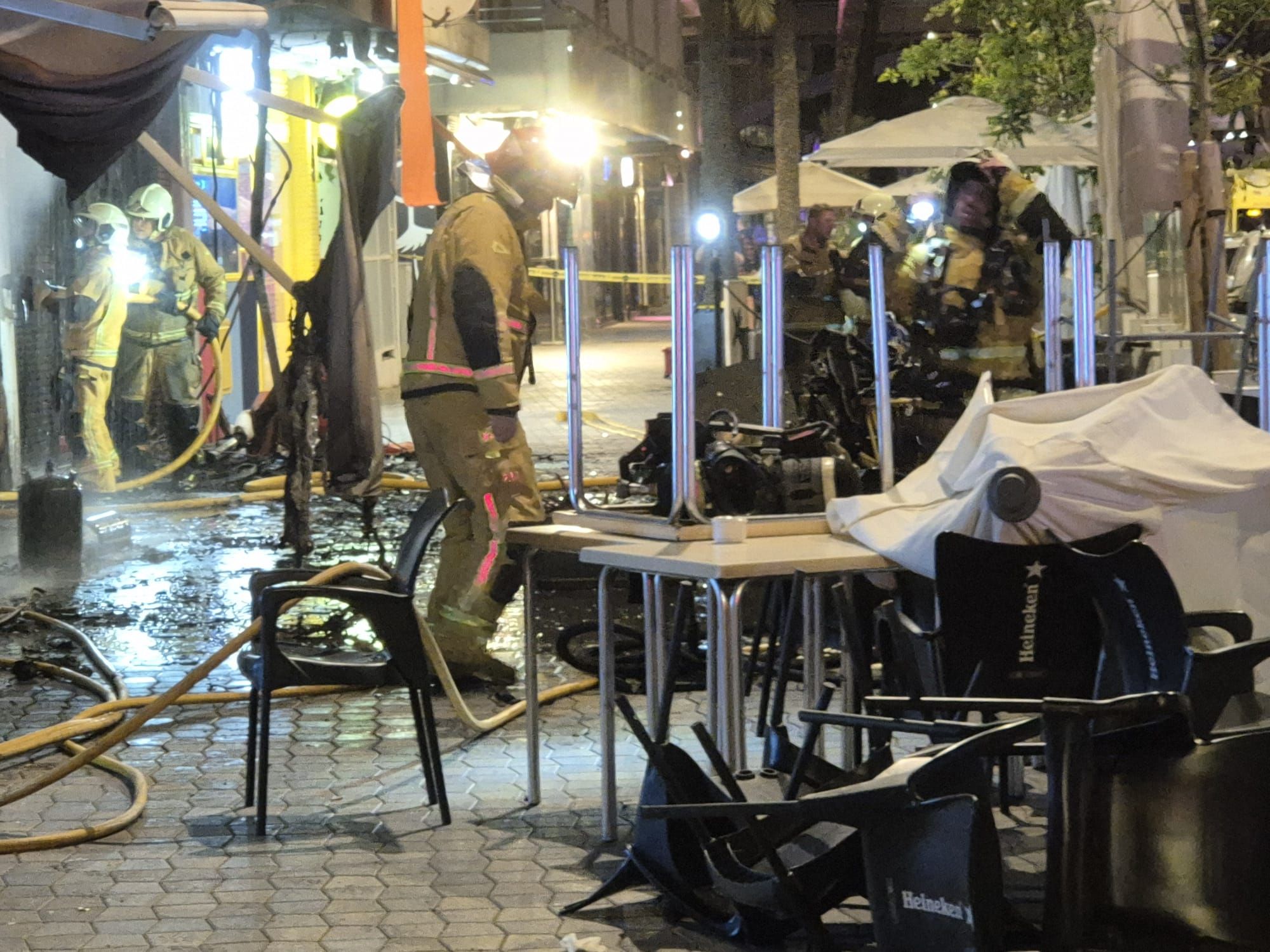 FOTOS | Un incendio en el bar mexicano El Pincho que ha afectado a otros dos locales en el Paseo Marítimo de Palma