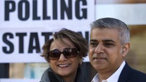 Sadiq Khan y su esposa, Saadiya Khan, a su llegada a un colegio electoral al sur de Londres, este jueves.