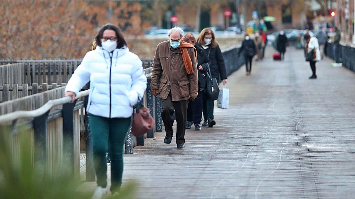 Viandantes en el Pont de Fusta de València durante el último fin de semana. | LEVANTE-EMV